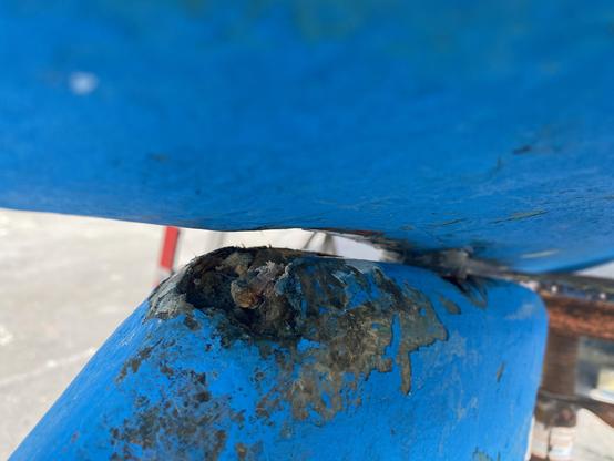 Blue hull, blue rudder. Top of the rudder has been eroded, exposing a hole & letting water in