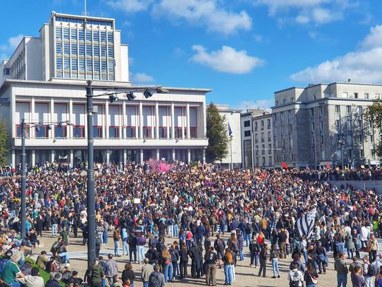 La Place de la Liberté noire de monde