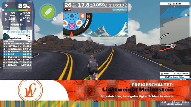 Screenshot aus Zwift am Gipfel der „Alpe du Zwift“. Der eigene Avatar fährt auf einer asphaltierten Straße durch eine karge, felsige Berglandschaft. Links zeigt die Rangliste Platz 7 von 11 mit einer Auffahrtszeit von 65:57 Minuten. Oben sind 17,8 km Gesamtstrecke, 1059 Höhenmeter und 1:16:17 Stunden Fahrzeit zu sehen. Ein Glücksrad zur Belohnung nach dem Anstieg ist eingeblendet. Am unteren Bildrand erscheint ein orangefarbenes Banner: „Freigeschaltet: Lightweight Meilenstein – Ultraleichter, handgefertigter Schlauchradsatz“.