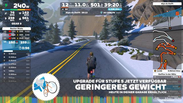 Screenshot aus Zwift während des Aufstiegs zur „Alpe du Zwift“. Der eigene Avatar fährt auf einer kurvigen Bergstraße durch eine winterliche Landschaft mit schneebedeckten Hängen, Nadelbäumen und steilen Felswänden. Rechts zeigt die Streckenkarte die zahlreichen Serpentinen des Anstiegs, aktuell bei Kurve 10 von 22 und 8 % Steigung. Oben stehen 11,0 km Gesamtstrecke, 501 Höhenmeter und 39:20 Minuten Fahrzeit. Die aktuelle Leistung beträgt 240 Watt bei 162 bpm. Unten erscheint die Meldung: „Upgrade für Stufe 5 jetzt verfügbar – Geringeres Gewicht“.