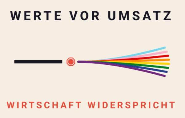 Logo der Initiative "Wirtschaft widerspricht".
Es besteht aus einem Bild mit Über- und Unterschrift.
Überschrift: "Werte vor Umsatz"
Unterschrift: "Wirtschaft widerspricht"
Das Bild dazwischen mutet geometrisch-modern an und zeigt von links kommend einen horizontalen schwarzen Strahl, der auf ein rotes Achteck (wie ein Stop-Schild) trifft und danach auffächert in mehrere Strahlen in Regenbogen- bzw. Pride-Farben.