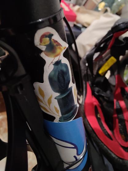 El mango de la bici, una pegatina de un bolardo granadino con un pajarito encima