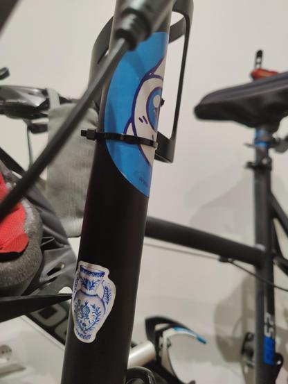 Bici, tiene una pegatina de un fantasma y otra de un jarrón fajalauza
