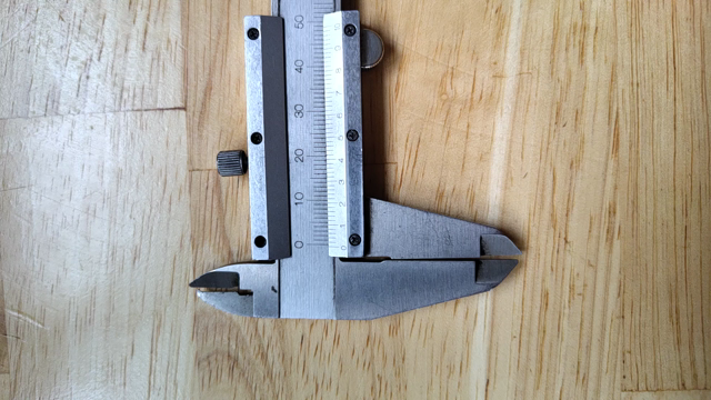 Un pied à coulisse soudé sur le manche d'une louche dans la continuité
Ça fait une louche à mesurer