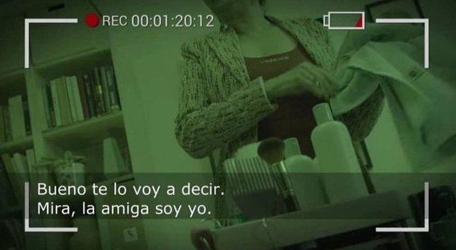 Meme de una cámara oculta, sale una mujer manipulando unos botes, y dice "bueno te lo voy a decir. Mira, la amiga soy yo."
