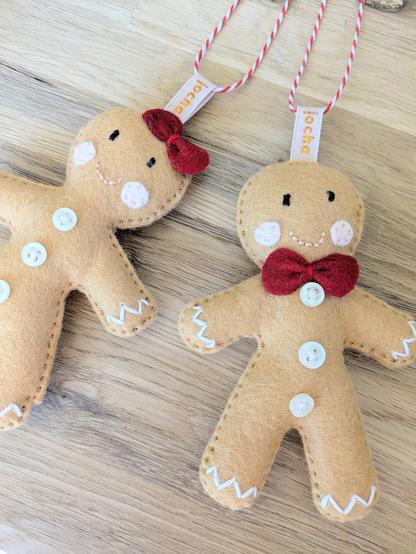 Photo de suspensions de Noël en feutrine de laine : p'tite biscuite et p'tit biscuit couleurs pain d'épices à suspendre au sapin ou ailleurs. Créations Atelier Jocha.