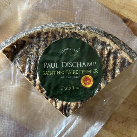 Un quart de Saint-Nectaire fermier affiné par Paul Dischamp.