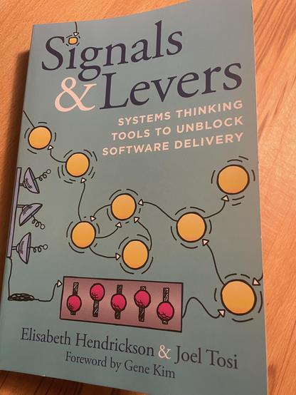 Buchcover „Signal & Levers, systems thinking tools to unblock software delivery“ von Elisabeth Hendrickson und Joel Tosi. Das gezeichnete Umschlagbild zeigt ein Reihe von gelben Kreisen, die durch Pfeile (Wirkungsbeziehungen) miteinander verbunden sind. Darunter eine Reihe von 5 Schaltern, von denen ein Pfeil zu einem der gelben Kreise führt. Links eine vertikale Reihe von drei Signalempfängern, die mit den Schaltern verbunden sind